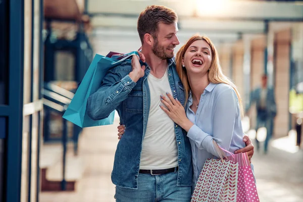 Vackra Kärleksfulla Par Som Bär Shoppingväskor Och Njuter Tillsammans — Stockfoto