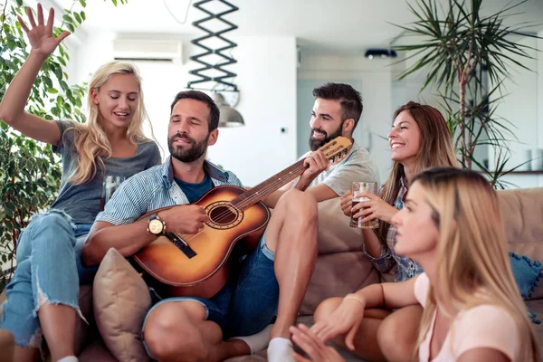 Grupo Amigos Disfrutando Casa Tocando Guitarra — Foto de Stock