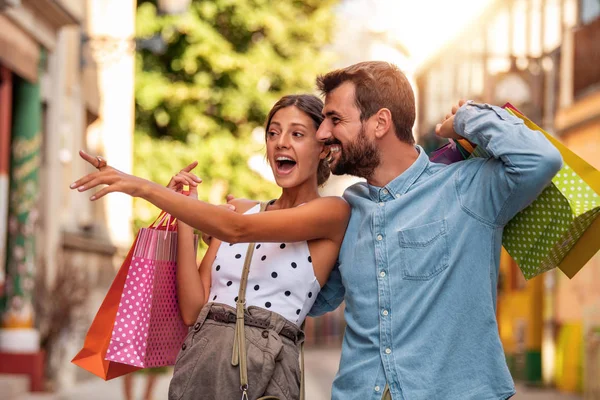 Compras Juntos Pareja Turistas Caminando Una Calle Ciudad —  Fotos de Stock