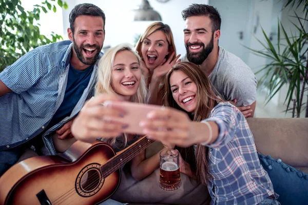 Najlepsi Przyjaciele Cieszyć Się Razem Imprezie Domowej Zrobić Selfie — Zdjęcie stockowe