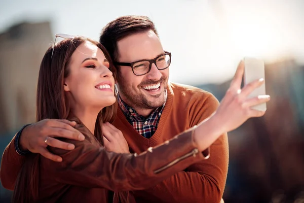 Casal Feliz Tomando Selfie Juntos Cidade Dia Ensolarado — Fotografia de Stock