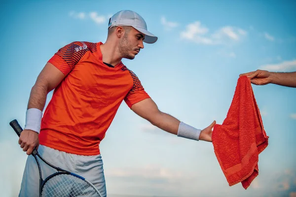 Tenis Kortundaki Yakışıklı Adam Molada — Stok fotoğraf