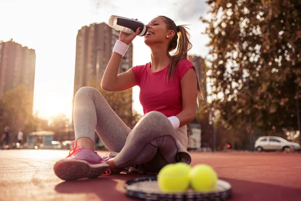 Frau Spielt Morgens Freien Tennis — Stockfoto