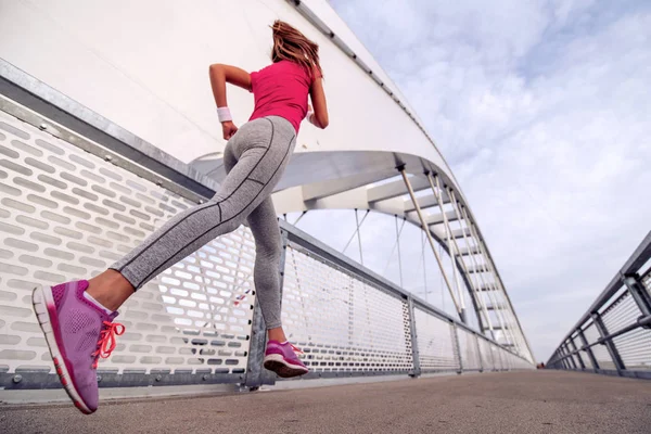 Giovane Donna Forma Che Corre Sul Ponte Sport Persone Fitness — Foto Stock
