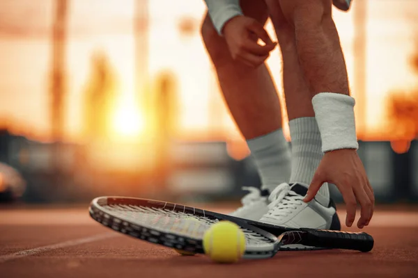 Uomo Sul Campo Tennis Tiene Mano Racchetta — Foto Stock