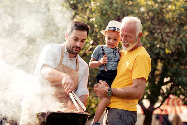 Barbecue Tijd Gelukkig Grote Familie Maken Barbecue Hun Tuin — Stockfoto
