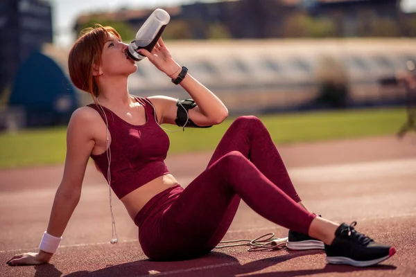 健康妇女在城市中的训练和慢跑 训练后喝水 — 图库照片