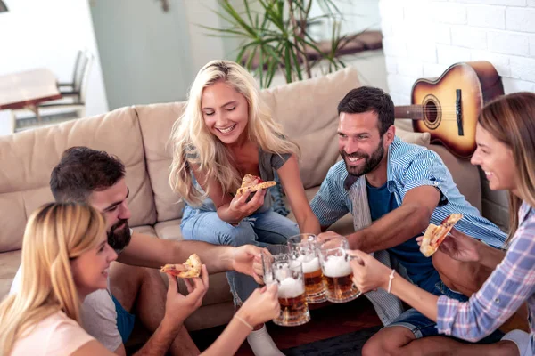 Amigos Disfrutando Juntos Casa Comiendo Pizza Bebiendo Cervezas — Foto de Stock