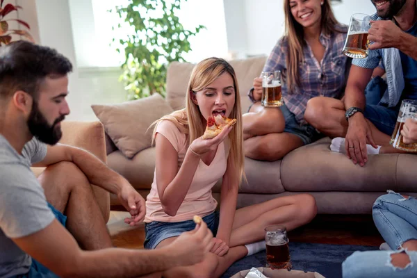 친구들 집에서 즐기고 피자를 맥주를 마시는 — 스톡 사진