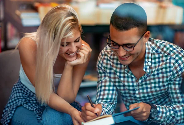 Concepto Educativo Estudiantes Universitarios Que Preparan Para Examen Biblioteca Escolar — Foto de Stock