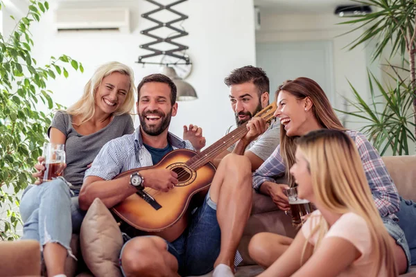 Amigos Alegres Disfrutando Juntos Casa Tocando Guitarra — Foto de Stock
