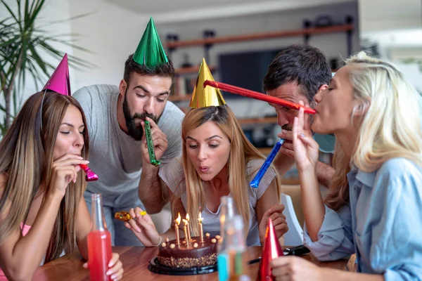 庆祝活动中 派对和生日观念上面带微笑的女人在她的生日蛋糕上放蜡烛 — 图库照片