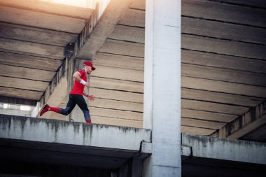 Sporcu dışarıda koşuyor. Spor, egzersiz ve yaşam tarzı konsepti.