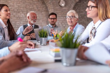 Modern ofisteki iş projesinde çalışan bir grup iş adamı. İş, yaşam tarzı ve iş kavramı.