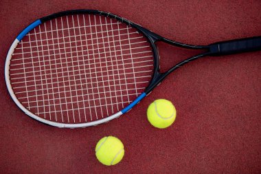 Spor. Sahadaki raket ve tenis topunun görüntüsünü kapat. Spor, sağlıklı ve yaşam tarzı uzmanı.