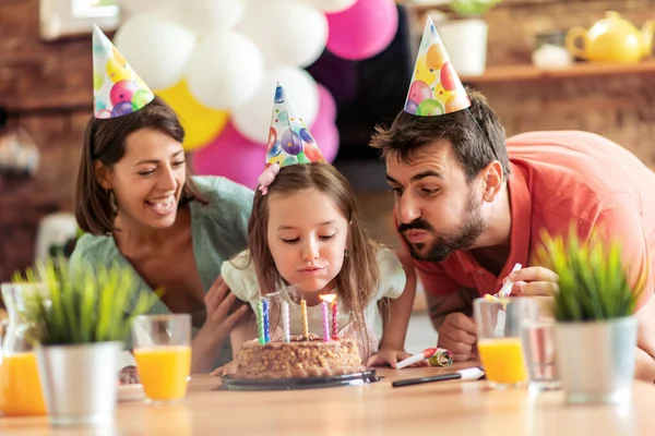 Famiglia Felice Che Festeggia Compleanno Insieme Casa — Foto Stock