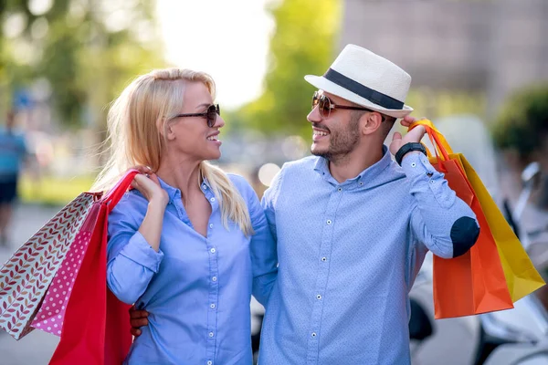 Feliz Joven Pareja Sosteniendo Bolsas Compras Después Comprar —  Fotos de Stock