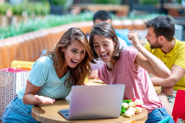 Duas Jovens Amigas Usam Laptop Divertem Café Depois Fazer Compras — Fotografia de Stock