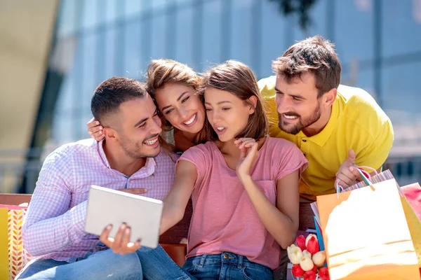 Bir Grup Arkadaş Dışarıda Selfie Çekiyorlar Arkadaşlar Alışveriş Yaşam Tarzı — Stok fotoğraf