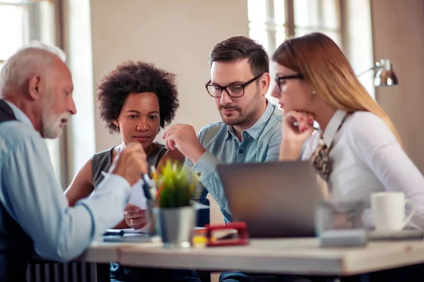 Empresarios Creativos Trabajando Nuevo Proyecto Empresarial Oficina — Foto de Stock