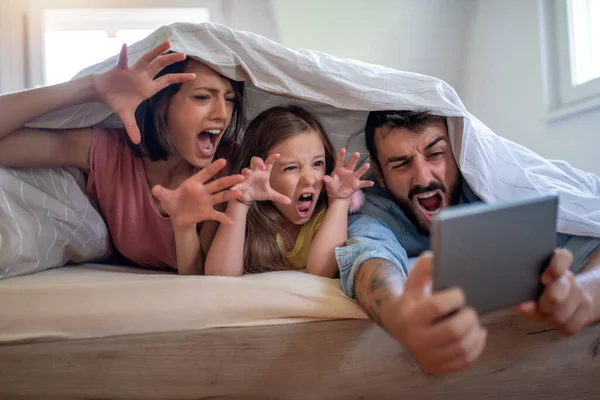 Mensen Familie Concept Gelukkige Moeder Vader Dochtertje Met Tablet Thuis — Stockfoto