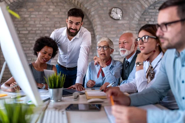 Modern ofiste iş projesinde çalışan bir grup iş adamı. İş hayatı konsepti..