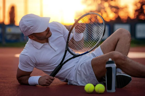 Sport Joueur Tennis Vêtements Blancs Reposant Sur Court Tennis Concept — Photo