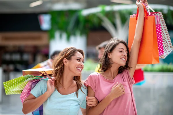 Dos Amigas Ciudad Después Comprar Con Bolsas Compras —  Fotos de Stock