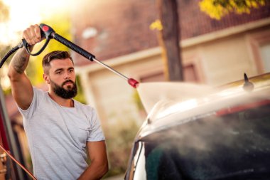 Araba yıkama. Yüksek basınçlı su kullanarak araba temizleme.