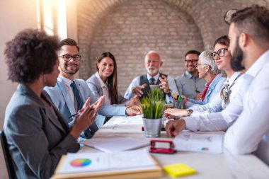 Modern ofisteki iş projesinde çalışan bir grup iş adamı. İş, yaşam tarzı ve iş kavramı.