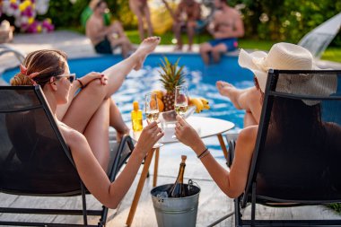 İnsanlar, arkadaşlar, yaz, tatil ve yaşam tarzı kavramı.