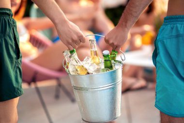 Bira şişeleri olan iki yakışıklıya yaklaş..