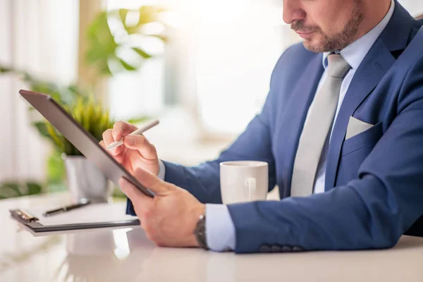 Fecha Homem Negócios Trabalha Com Tablet Escritório Conceito Negócios Estilo — Fotografia de Stock