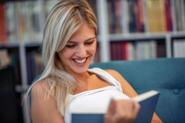 Educación Conocimiento Concept Happy Estudiante Chica Con Libro Biblioteca — Foto de Stock