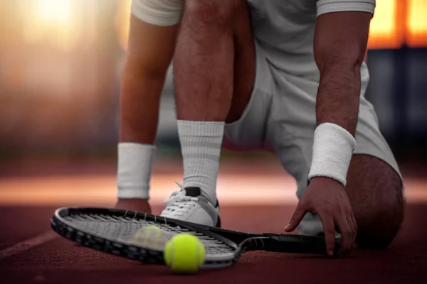 Vue Rapprochée Homme Raquette Tennis Balles Sur Court Tennis — Photo