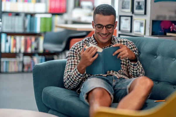 Ung Mann Fra Universitetet Studerer Bibliotekene Innendørs Bibliotek Læring Livsstilskonsept – stockfoto