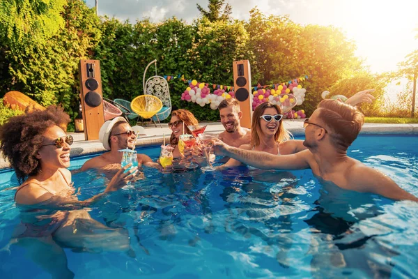 Grupo Jóvenes Amigos Divierten Piscina Beber Cócteles Brindar Juntos —  Fotos de Stock