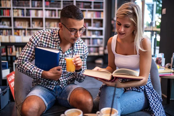 Pareja Joven Estudiando Juntos Biblioteca Educación Citas Universidad Concepto Estilo — Foto de Stock