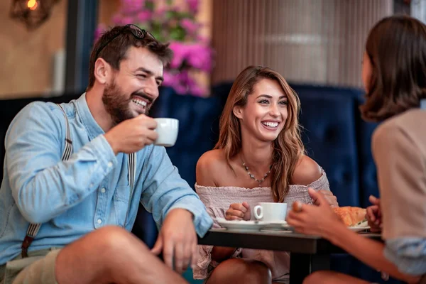 レストランで朝食とコーヒーを飲む友人のグループ レジャー 友情とコミュニケーションの概念 — ストック写真
