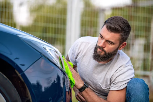 Retrato Joven Limpiando Coche Con Paño Aire Libre Luz Del —  Fotos de Stock