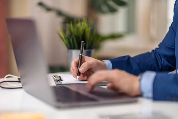 Közelkép Egy Férfiról Aki Laptopot Használ Irodában Férfi Keze Gépel — Stock Fotó