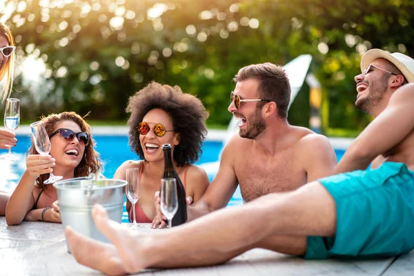 Felices Jóvenes Amigos Con Vino Disfrutando Fiesta Piscina — Foto de Stock