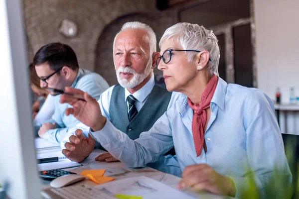 Concepto Trabajo Equipo Los Colegas Negocios Oficina Moderna Utilizan Una — Foto de Stock