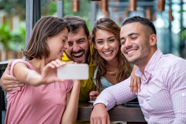 Група Молодих Друзів Забирає Селфі Кафе Вони Посміхаються Розважаються Разом — стокове фото