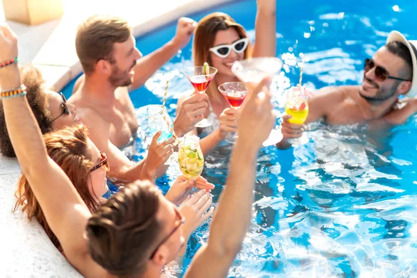 Grupo Amigos Fazendo Festa Piscina Bebendo Coquetéis Desfrutando Juntos — Fotografia de Stock