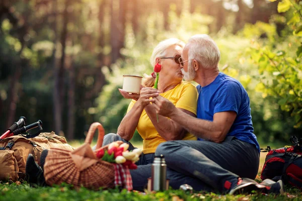 Portrait Senior Couple Relaxing Park Drinking Coffee — Zdjęcie stockowe