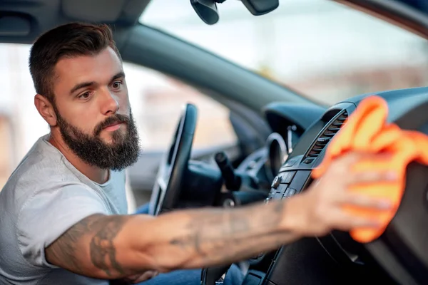 Hombre Joven Pulir Interior Coche Con Tela Fibra Lavado Estilo —  Fotos de Stock