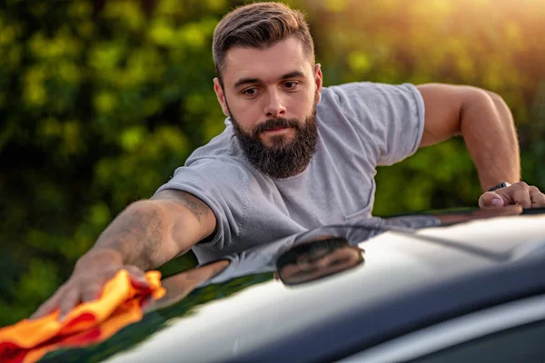 Νεαρός Καθαρίζει Αμάξι Του Έξω — Φωτογραφία Αρχείου