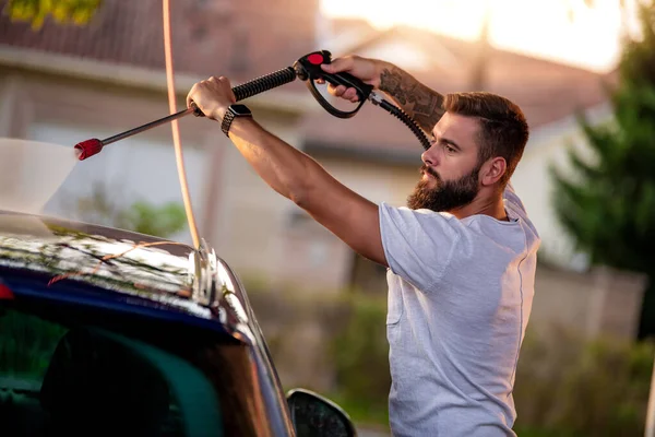 Junger Mann Wäscht Sein Auto Mit Hochdruckreiniger — Stockfoto