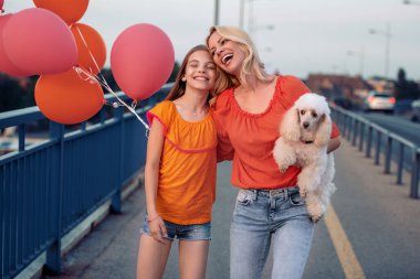 Güzel anne ve kız şehirde eğleniyor..